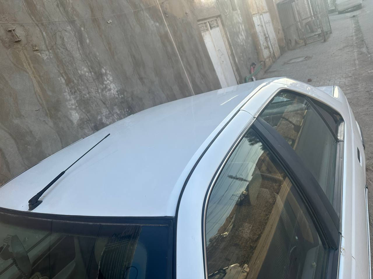 بسم الله ارحمن الرحيم 
بيجو بارص 2018سياره بنيد مصبوغ بدون فتح شرط وجوملق امامي والباقي مكفول سياره جديده مكينه وكير وحداديه وتبريد تدفئه شاشه دوشمه كشنات وارضيه جاهزه ع اخر حبابه مكانها نجف رقم قادسيه وشرط الياخذها يداور 
للاستفسار *********** السعر 65وبيه مجال
