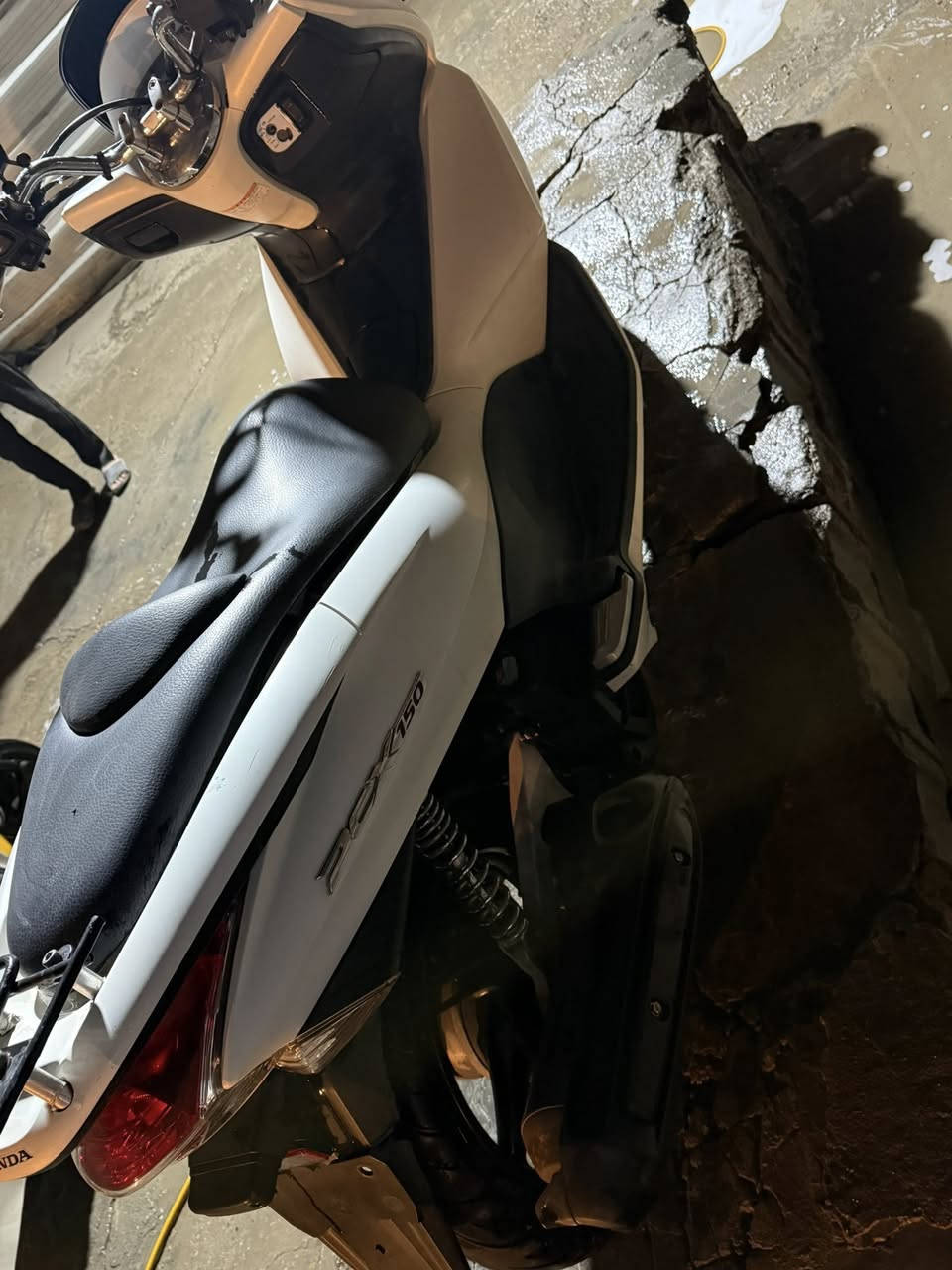 بي سي اكس رمبة ماشيه ٢٠٠٠٠ اني مستوردها اللون ابيض طافي اوراقها بأسمي حجم المكينه ١٥٠ سس اطفاء عند الازحام استاد كهرباء جنطه وبانزين كهرباء 
السعر ١٣ ونص بيها مجال قليل 
العنوان بغداد الغزاليه ***********
