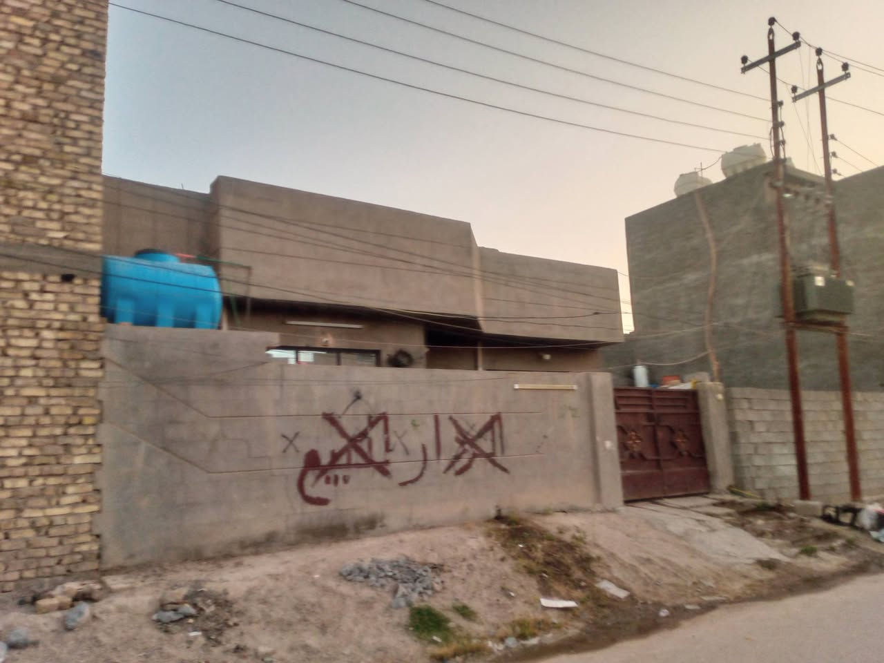 توكلنه عل الله تعالى/ سلام عليكم يوجد مشتملات عدد 2 للبيع/ بل اربعتالاف وره محمد العيساوي المضمد يم مولد بنص شارع مشتمل طابقين بناء طابوك ركن واجه 10 نزال 10عدد غرف 4 حمامات عدد 3 داخلي خارجي كامل من كهرباء ماء مجاري شبابيك بيبان /نقوصات جص سراميك للبيع+ مشتمل ثاني واجه 10 نزال 10/كامل من كلشي طابق واحد للبيع تحويل مباشر صداميات مراسله واتساب او صفحه ***********
