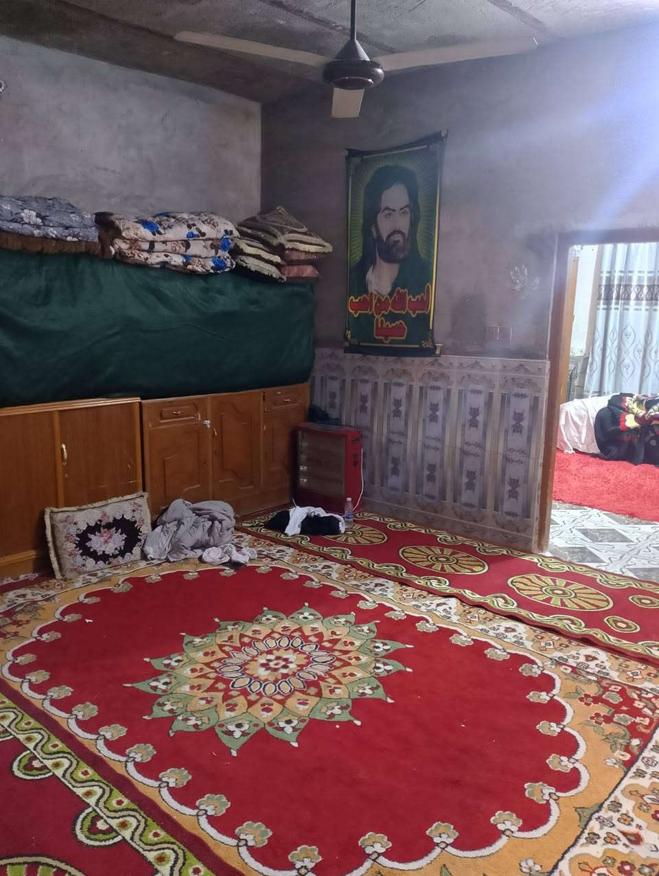 السلام عليكم بيت 200م لبيع بنزله ياسر اخليفه بشارع المختار ابو وسام واصله ماي وكهربأ ومجاري ونت امرقم من البلديه *********** السعر 38وبي مجال
