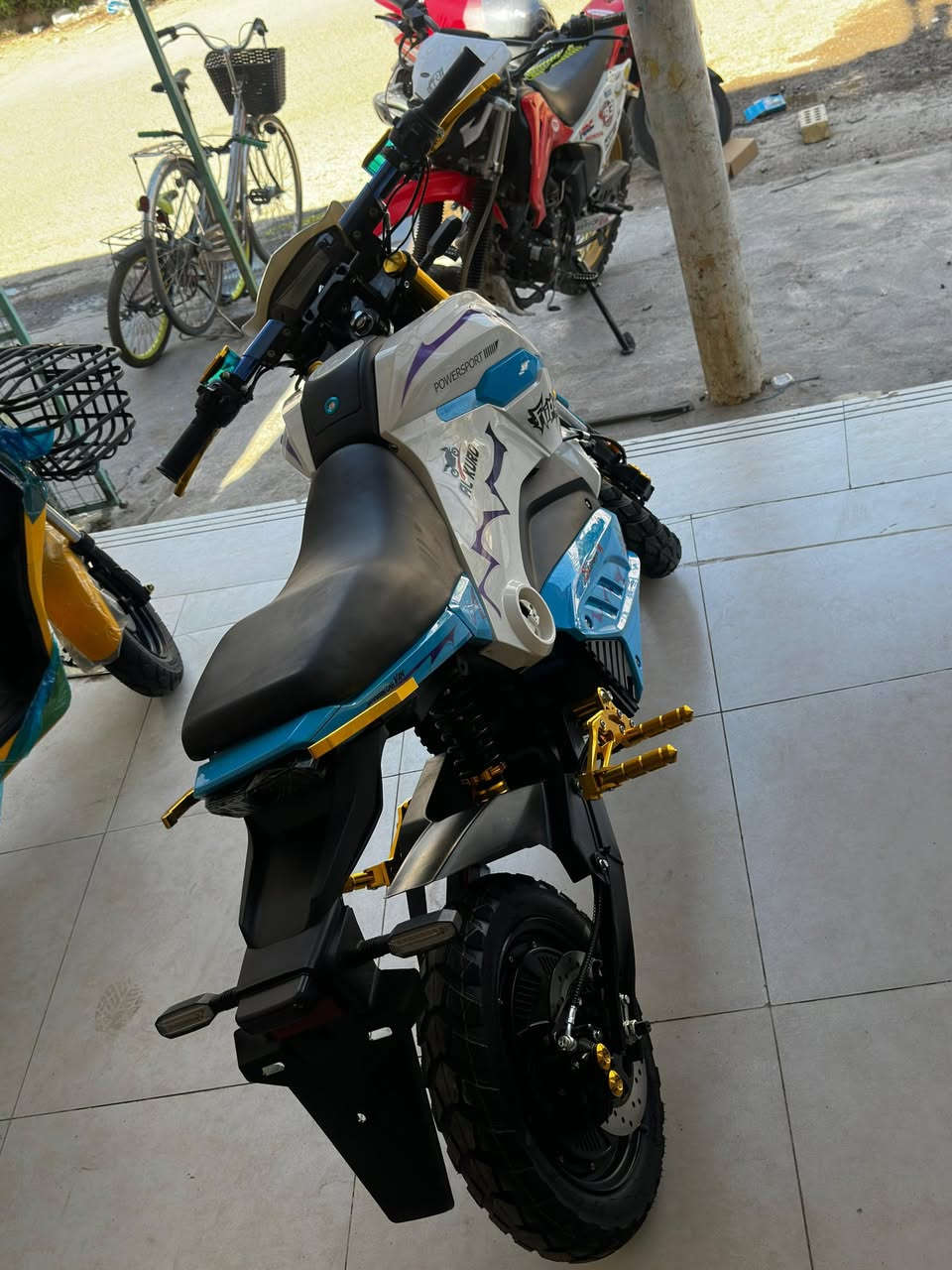 قفاز شحن (استعمال قليل جدا )
ملف ٢٠٠٠
٦ باتري 
سرعه ٨٥
شاشه إلكترونيه 
بريكات دهن نظام abs 
للاستفسار ***********
