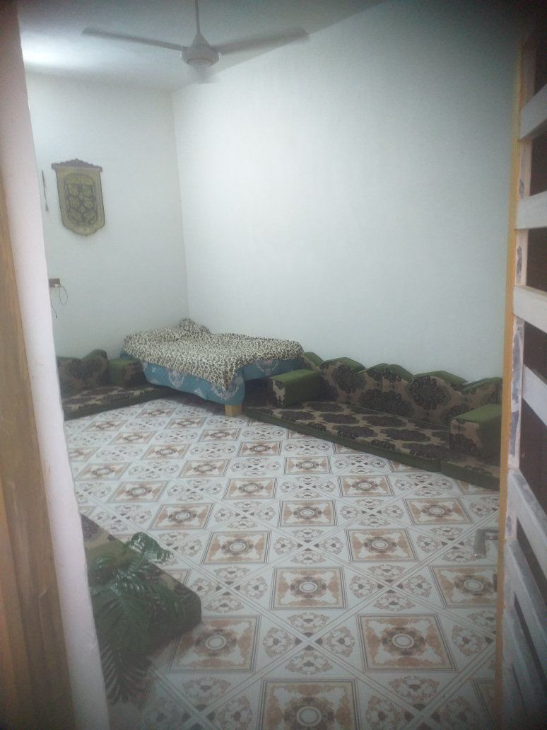 بيت زراعي للبيع نظيف كلش مابيه اي نقص عالسايدين مال چعوب مساحته 130 وكدامه ساحه اله غرفتين استقبال صاله صحيات مطبخ طارمه الاتصال على الرقم  ***********
