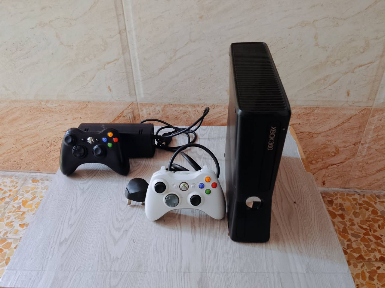 اكس بوكس 360 للبيع
نضيف اخو الجديد مستعمل شي قليل 
من المانيا وصلنا
كامل مع ملحقاته
يدات اصليه
محولة الاصلي 
75 لعبه 
سعر 125 بي مجال بسيط
موصل حي البكر اسفسار اكثر  
*********** بي واتساب
