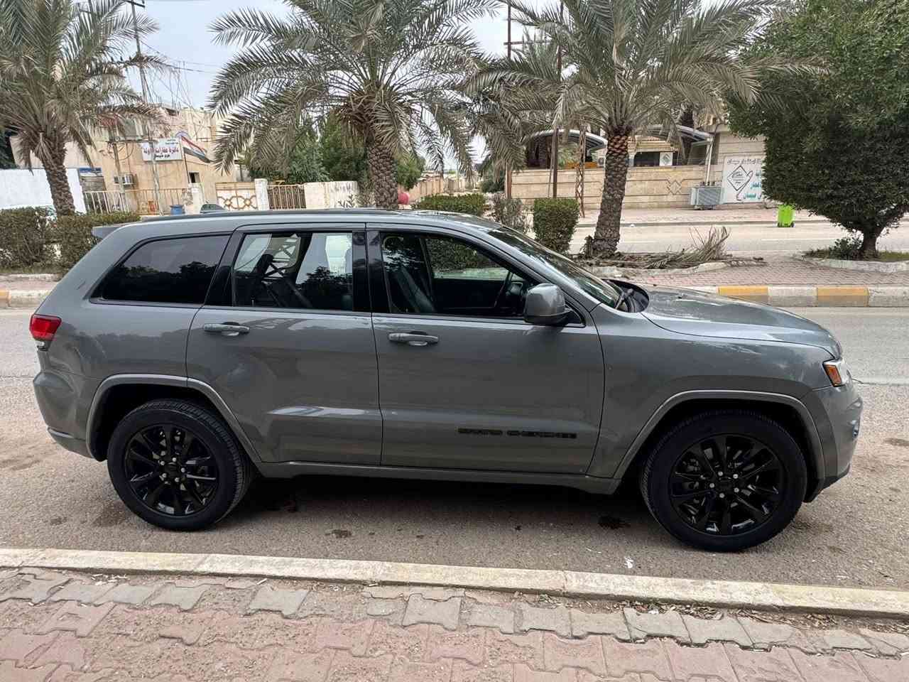 السلام عليكم.
-جيب كراند شيروكي (بلاك توب) 2021

-ماشية  79,000 ميل

-جنطة شفط

-بصمة تشغيل و بصمة ابواب

-دفع رباعي 4*4

-تشغيل عن بعد

-اوتو هولد 

-رادار امامي تحديد مسار

-فتحة سقف

-رادار خلفي 

-رادار جانبي 

-نقاط عمياء 

-لايت زينون بلادي 

- حساسات خلفي

-اوتو ستوب 

‏- ‎كشنات جلد وشامواه

-تدفئة كشنات 

- تدفئة ستيرن

‏-شاشة كبيرة و (Apple car play +Usp+Aux)

-نظام GPS (بوصله)

-كامرة خلفية

‏- ‎تبريد قطعتين + تبريد منفصل شاشة

- كشنات شامواه

- وبيها بعد مواصفات  

الضرر :-
جاملغ وبنيد بدون تبديل على وضع الشركة وشخط بالجاملغ الايسر قدر اربع معدل ع البارد ومكحل جداً بسيط فقط والباقي مكفول كفالة عامة

السعر: 28000 USD يعني ٢٨٠ ورقة وبي مجال 

مكان السيارة : بغداد زيونة

رقم الهاتف :  ***********
