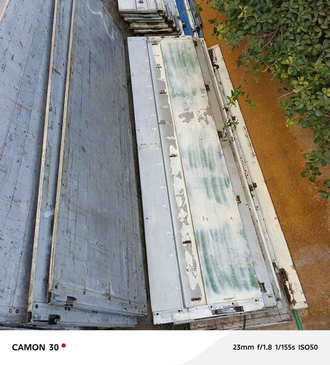 سلام عليكم ورحمة الله أجناب ارتفاع ٨٠ س كامل مع باب دفتري للبيع ديالى ناحية كنعان ‏‪***********‬‏
