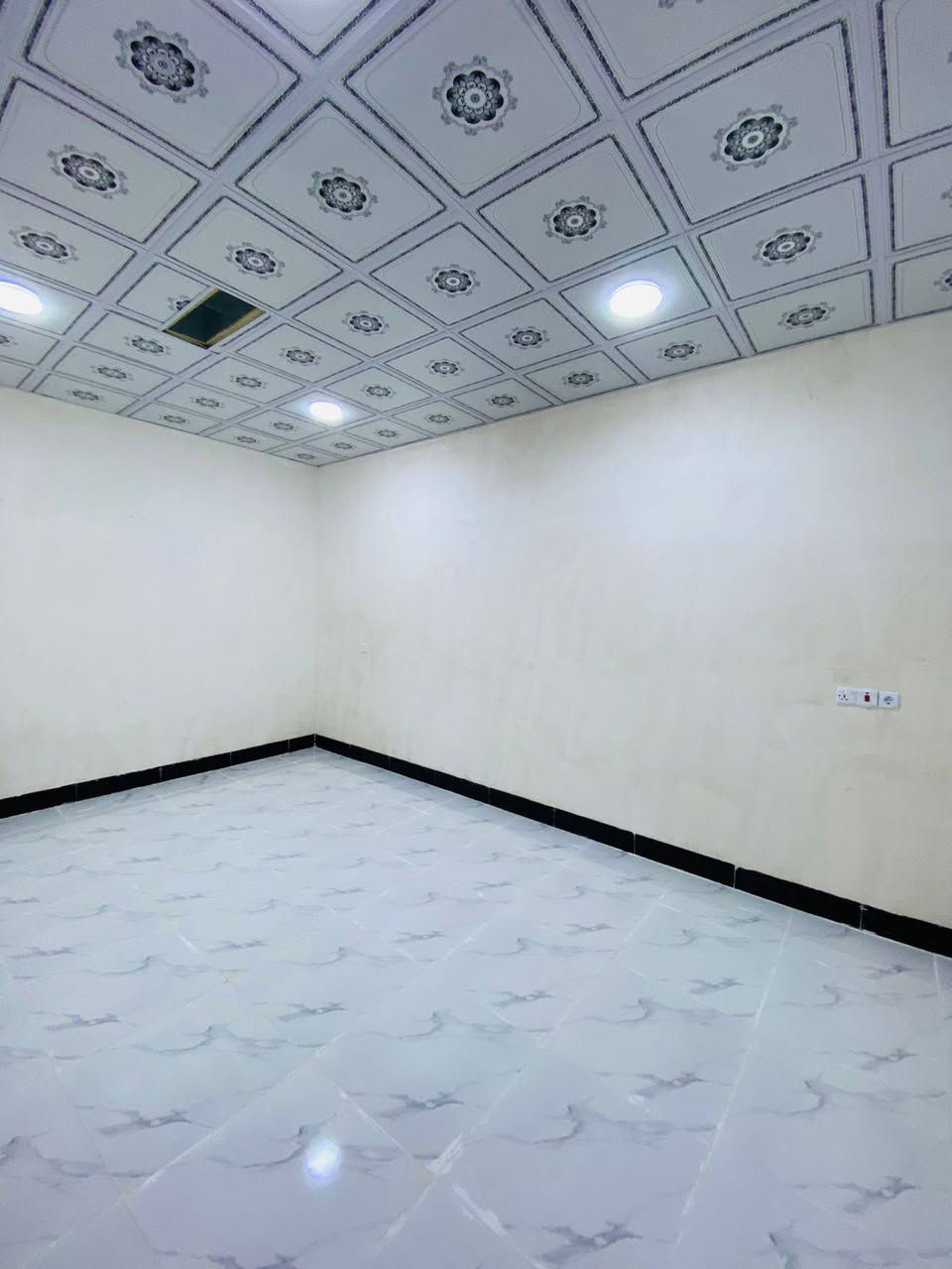 #دار ١٠٠متر  للبيع طابو صرف ب ( ٧٧ ) 
#الموقع: حي العسكري ٧٧ بناء حديث صفر نظام دكت تبريد مركزي وبسعر مناسب جدا 
#السعر: ٦٨ مليون 
#للأستفسار الاتصال بالرقم ***********
او مراجعة فروع مكتب النسور 
#الفرع حولي حي العسكري قرب قاعة بسطملي 
#الفرع الثاني سايدين كوباني قرب جسر النجدة
