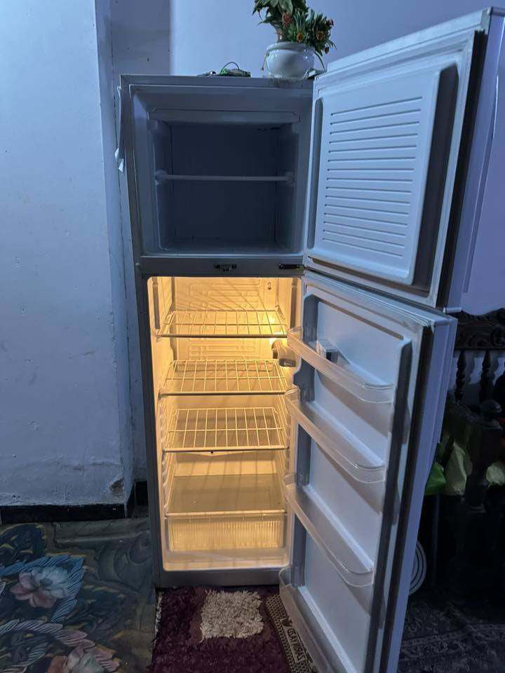 السلام عليكم : ثلاجه جديده مستخدمه فترة اشهر كلش نضيفه والسعر 400 الف : ***********
