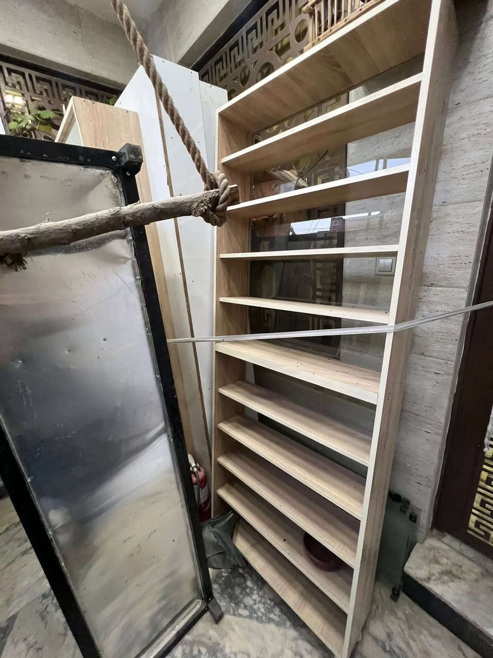 السلام عليكم رفوف محل كامله للبيع جدد استخدام قليل قيم وخذ رقم التلفون ***********
