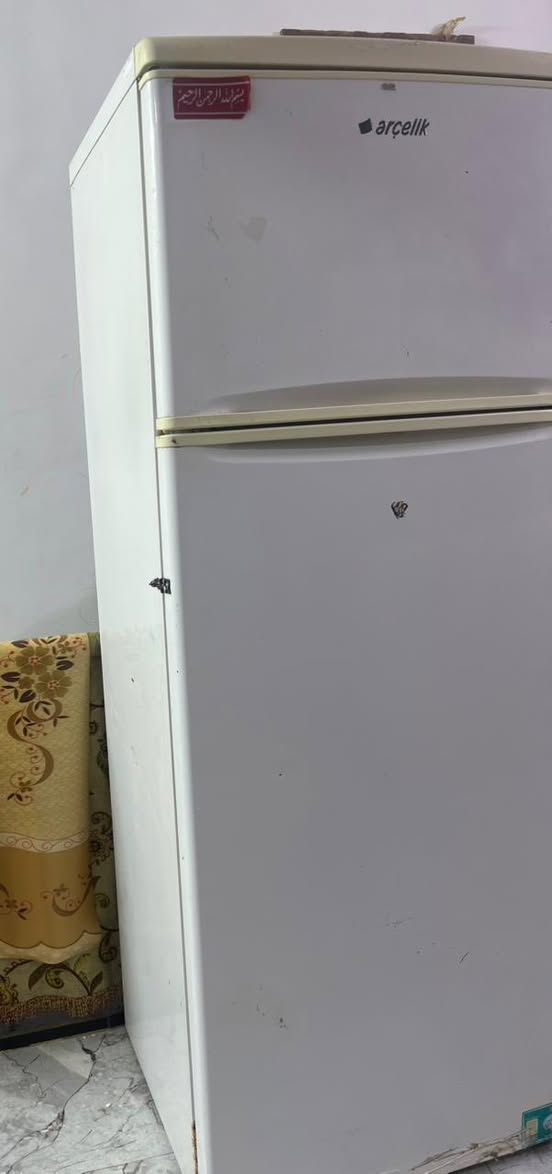 ثلاجة شغالة وجاهزه للبيع بسعر مناسب ***********
