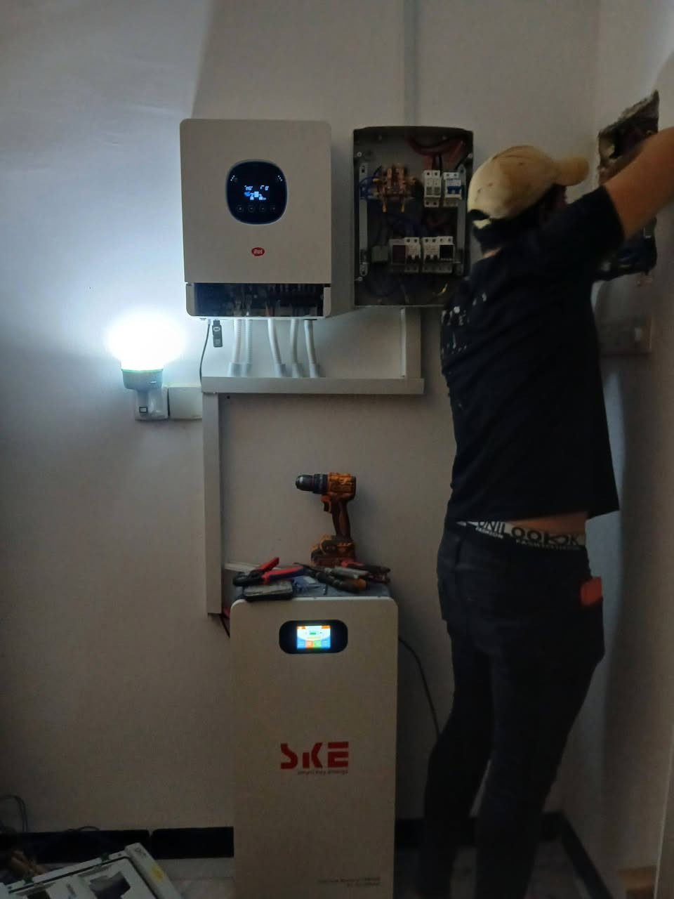 وداعاً لانقطاع الكهرباء! ✨
​حولنا سطح هذا المنزل إلى محطة طاقة ذكية ومستقلة. 
مع منظومة الـ 20 أمبير نهاري و 15 أمبير ليلي من شركة الوهج للطاقة  الشمسية  ، استمتع بكهرباء مستقرة 24/7 صيفاً وشتاءً.

ما يميز هذا العمل:
✅ هيكل مرتفع لاستغلال مساحة السطح وضمان التهوية.
✅ حماية كاملة (منظومة تأريض ومانع صواعق).
​طاقة نظيفة.. استثمار ذكي لسنوات طويلة! 🌱

للاستفسار، تواصل معنا! 
***********
***********

العنوان: الحلة، شارع حلة _ نجف ؛ قرب جامعة بابل 

​#الوهج_للطاقة #الطاقة_الشمسية #البنك_المركزي_العراقي #الحلة
