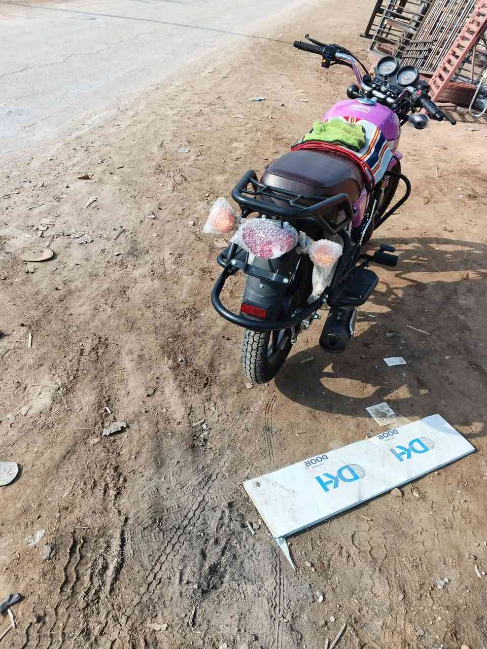 سلام عليكم دراجه للبيع موديل2023صارله شهر من طالعه وكيل اوراق سكنر مكينه200 سعر 1850وبيه مجال رقمي***********
