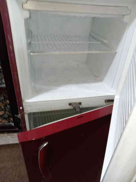 ثلاجه نظيفه للبيع السعر 100 مكاني ضباط البلديات قرب معامل الكاشي *********** واتساب
