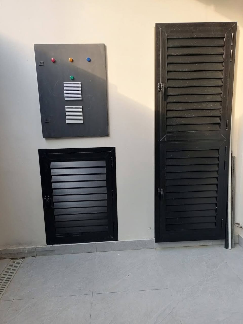 السلام عليكم 
عمل ابواب شبابيك 
المنيوم/وبلاستك 
العنوان موصل 
الهاتف/***********#
