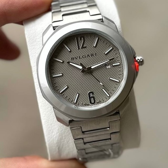دكّة الساعچـي⌚️
.
روما لم تُبنَ في يوم واحد — لكنها تُرتدى في ثانية🔥
.
Bvlgari Octo Roma، التحفة الإيطالية التي أعادت تعريف مفهوم الأناقة الرجالية. هندسة ثمانية الأضلاع مستوحاة من معمار روما الكلاسيكي، بحركة صناعية داخلية Swiss Made، في حزام إستانلس ستيل يمزج بين البريق والقوة.✨
.
الآن متاحة بـ٥ ألوان حصرية:
◾️ رمادي الكلاسيكي — لمن يتكلم بالصمت
🖤 أسود — لمن يصنع الأثر
🩵 سماوي — للجريء غير المتوقع
🤍 أبيض — نقاء بلا مساومة
💙 كحلي — الثقة في أبهى صورها
.
‏⌚️ Octo Roma Automatic
◽️ قطر ٤١ مم | Steel Case
‏◽️ Clous de Paris Dial Texture
◽️ حركة BVL 191 أوتوماتيك
◽️ مقاومة للماء ١٠٠م
أيٌّ منها يختارها صاحب الذوق الرفيع؟ اكتب لنا في الكومنت 👇
.
للحجز والاستفسار دايركت او على الواتساب 📲
يتوفر توصيل لجميع المحافظات 🚚
#العراق #viral #trending #reels #luxuryدكّة الساعچي


**إذا كنت صاحب هذا الإعلان وتريد حذفه لأي سبب، رجاءا أرسل رسالة إلى الدعم الفني**