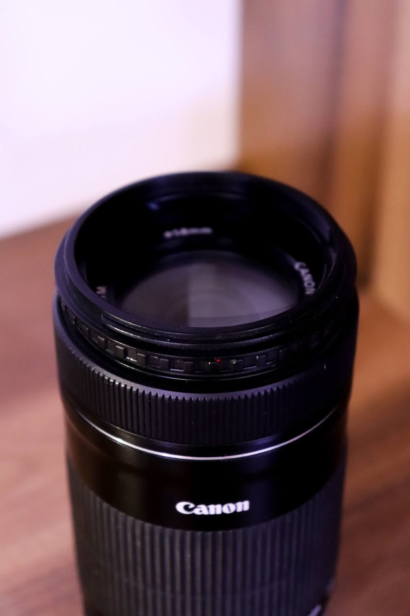 Canon EF-S 55-250mm f/4-5.6 IS II
السلام عليكم .. معروض للبيع عدسة الزووم والتقريب الشهيرة:
 Canon EF-S 55-250mm f/4-5.6 IS II
مواصفات ومميزات العدسة:
✅ الجيل الثاني (IS II): الفوكس بيها أسرع وأدق من الجيل الأول.
✅ مانع اهتزاز داخلي (Image Stabilizer): يعطيك ثبات ممتاز جداً بالصور والفيديو حتى لو كنت مسوي زووم كامل على الـ 250mm وبدون ترايبود.
✅ عزل وخلفية ضبابية: المدى البؤري مالتها يعزل الخلفية بشكل رهيب بالبورتريه وتصوير الطيور والقمر والرياضة.
✅ تركب مباشرة على كاميرات الكروب سينسور (مثل 800D, 750D, 700D, 200D, 1300D وباقي الفئات).
حالة العدسة (مثل ما موضح بالصور):
نظيفة جداً، الفوكس سريع وصامت، ، والأزرار كلها شغال مية بالمية. جاهزة فوراً للاستخدام.


**إذا كنت صاحب هذا الإعلان وتريد حذفه لأي سبب، رجاءا أرسل رسالة إلى الدعم الفني**
