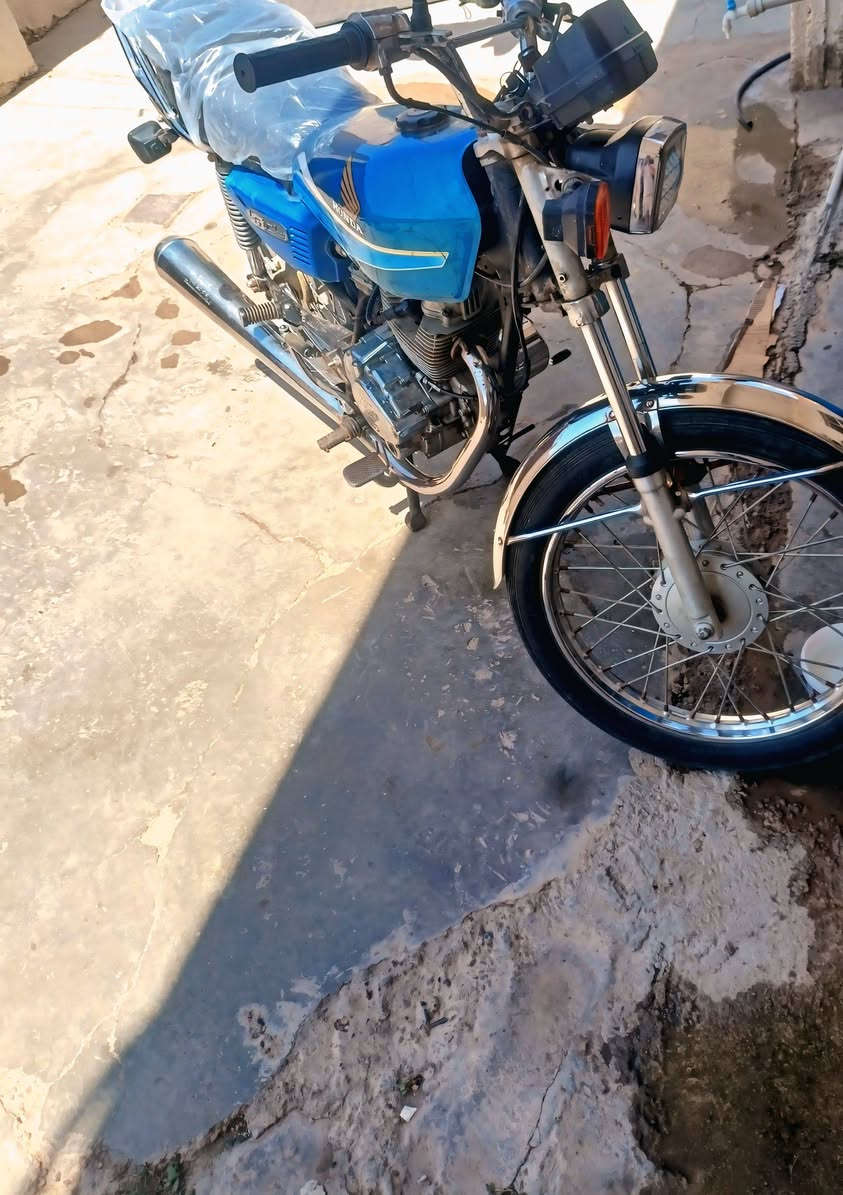 السلام عليكم ماطور للبيع 5كير نضيف حيل الف ما تصرف عليه  السعر 350  الشراي يتصل ***********
