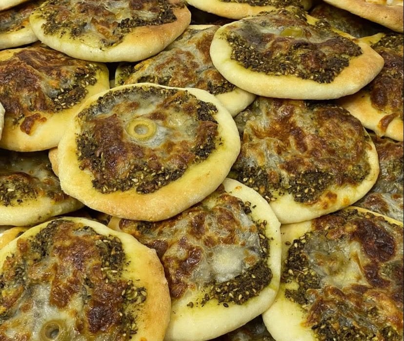 معجناتنا غير طعم 😋🥐
هشاشة بالعجينة، وحشوات تشهي، وطعم يرد الروح ✨
كلها تنعمل يومياً حتى توصلكم طازجة ولذيذة �