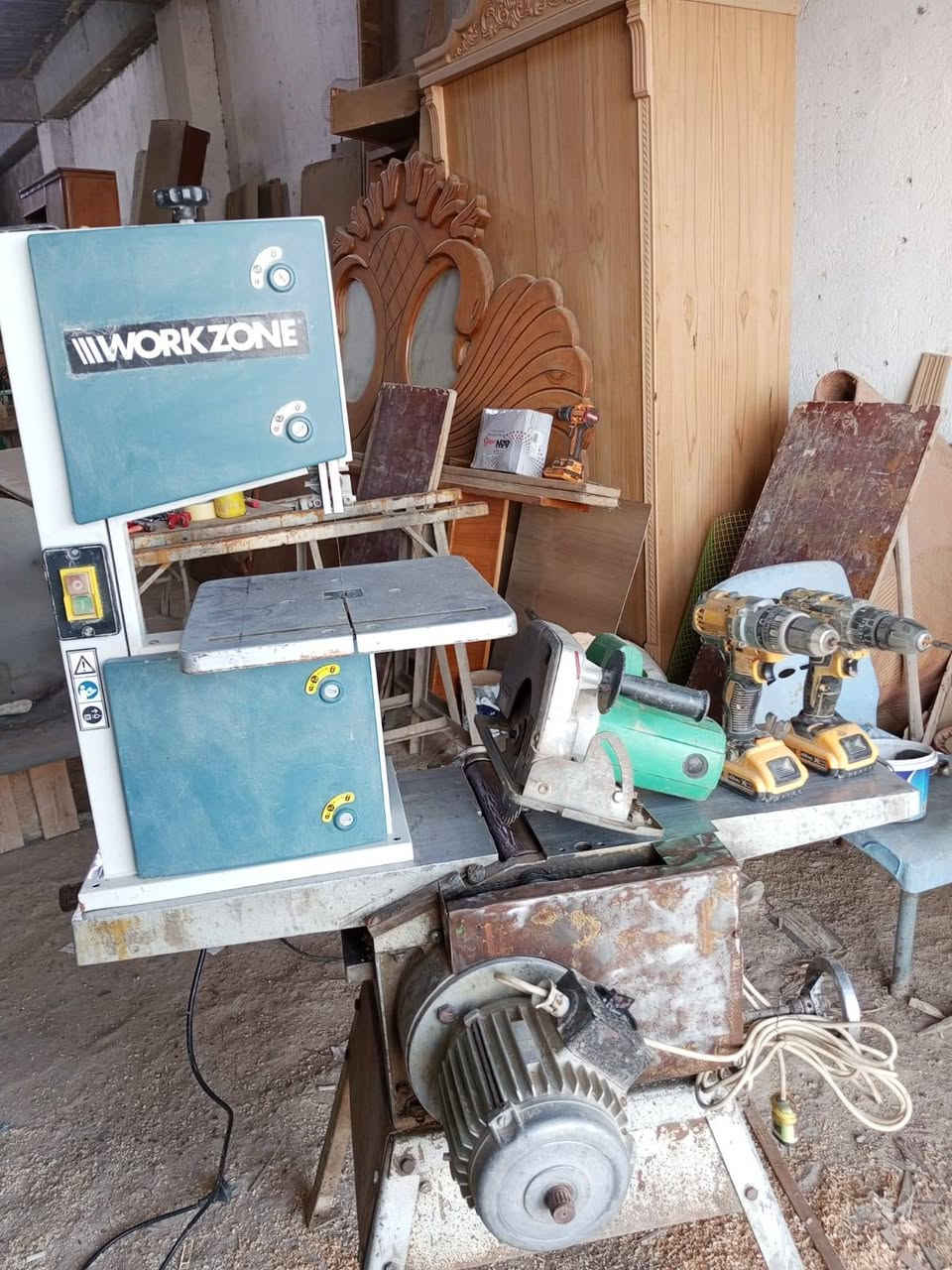 رنده ودبل نمساوية + ومجموعة نجارية + منشار شريطي + منشار قرصي هيتاشي يابان + كمبريسر حجم 350 لتر + دريلات شحن دي والت ابيع شلعة السعر مليون و 100 وبيهن مجال للشراي مكان نجف يم المستشفى الالماني ***********
