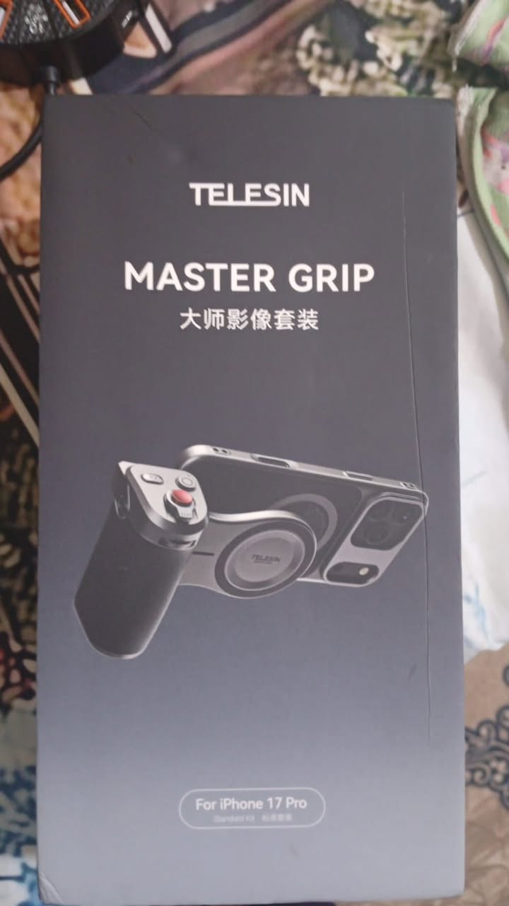 سلام عليكم
TELESIN Master Grip – احتراف بيدك!

حوّل موبايلك إلى كاميرا احترافية بسهولة 💪
مثالي للبث المباشر، التصوير، والفلوكات 🎥

✨ المميزات:
✔️ مسكة مريحة وثبات عالي
✔️ بطارية مدمجة 3200mAh 🔋
✔️ شحن لاسلكي (MagSafe)
✔️ تبريد للجهاز أثناء التصوير ❄️
✔️ زر تصوير Bluetooth + تحكم بالزوم 🎮
✔️ يدعم تركيب إضاءة ومايك

📱 متوافق مع iPhone 17 Pro / Pro Max

💰 السعر: (125 الف مع التوصيل)
📍 الموقع: (بغداد)

📩 للحجز أو الاستفسار راسلني خاص***********
