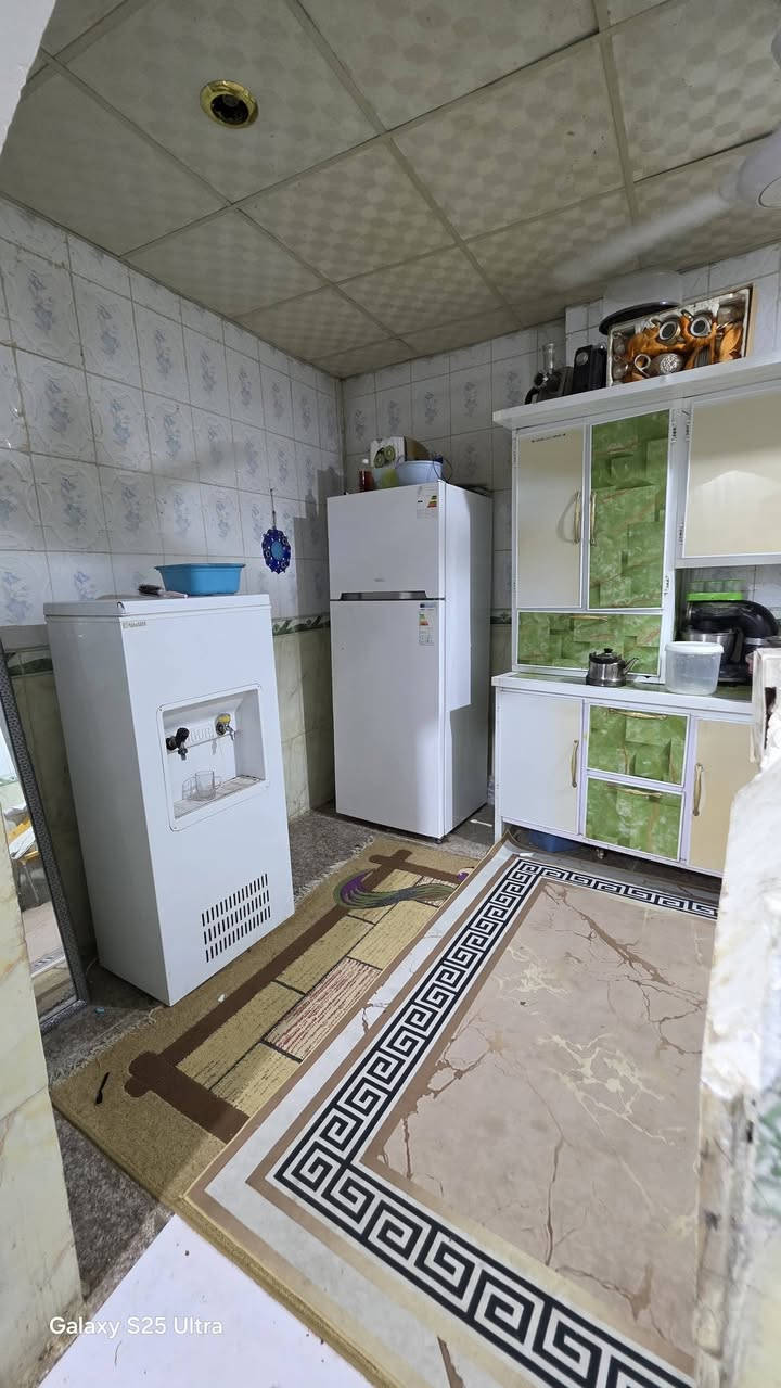 الدار للبيع
مقابيل الحسينيه الكبيره حسينيه الرفاعي 
مقابيل اللمسه السحريه 
***********
المساحه 133 
بناء طابقين نظيف 
يحتوي على 3 غرف نوم 
وصاله عدد 2 
واستقبال 
وصحيات عدد 2 
ومطبخ حار وبارد 
ومخزن
