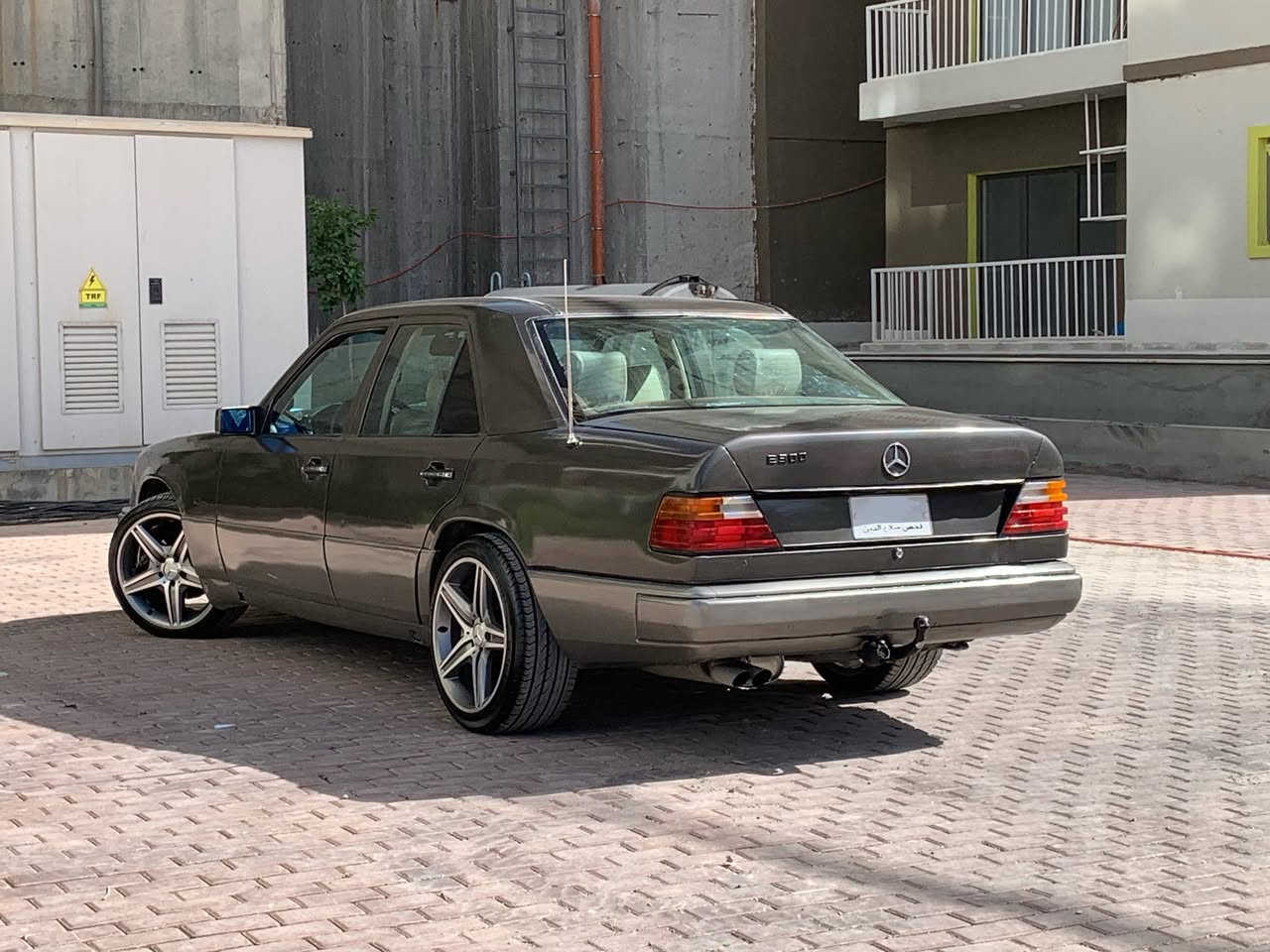 مارسیدس بێنز E300
دروسکراوی ١٩٨٨
مەکینەی کراوە بە ئەڕنەب 
ئاڕم پلاستیک هەولێر 
خرامە هەموو شتێ بە شەرت
کامل بۆیاخ بۆ جوانی
ئێشتا پۆڵیشم نەکردوە
پێش و دوا تەقەو ڕەقە بە شەرت
تەبرید گەرمی بە شەرت 
بەکورتی لە دەعامی بۆ دەعامی بە شەرت 
شوێن سلێمانی
لە نزیکەوە لە ڕەسمەکان جوانترە 
نرخی ٤٦$ مەجالێکی کەم 
ز.م:***********
تکایە موشتەری تەلەفونکە جوابی مەسج نایەمەوە
