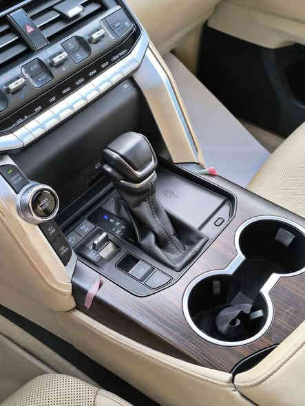 للبيع لاندكروزر  2024
رقم بغداد دولي ⭐ (( مميز  )) ⭐
​نوع المحرك: V6 توين تيربو (Twin-Turbo)
​السعة: 3.5 لتر (3.5T)
​القوة الحصانية: 409 حصان (hp)
​عزم الدوران: 650 نيوتن متر (Nm)
​ناقل الحركة أوتوماتيكي 10 سرعات.
​نظام الدفع: دفع رباعي (4WD).
---------------------------------
 * المواصفات الداخلية * 🥇🏅
• كشنات جلد فاخر 
• فتحة سقف 
•​ مقعد السائق والراكب الأمامي قابلان للتعديل كهربائياً، مع خاصية الذاكرة لوضعية مقعد السائق 
•​ تبريد وتدفئة كشنات 
💻 الترفيه والتكنولوجيا
•​ شاشة المعلومات والترفيه: شاشة لمس كبيرة الحجم، بقياس 12.3 ​تدعم أنظمة Apple CarPlay و Android Auto.
​شاشة السائق (العدادات): شاشة معلومات متعددة (Multi-Information Display) بقياس 7 إنش تتوسط العدادات (Optitron Meter).
•​ شاشات الترفيه الخلفية لمقاعد الصف الثاني ( 11 إنش ).
•​ نظام صوتي:  JBL 
•​ شاحن لاسلكي: توفر شاحن لاسلكي للهواتف الذكية.
• ثلاجة
• تطعيمات خشبية فاخرة (مثل خشب الجوز - Walnut) في لوحة القيادة والأبواب.)
---------------------------------
كفالة عامة
عداد المسافة - 28 الف km
السياره تحت الضمان
السعر 💸💸 (( 770 )) 💲💲
للاستفسار رقم صاحب السياره 

☎️ - ***********

☎️ - ***********
