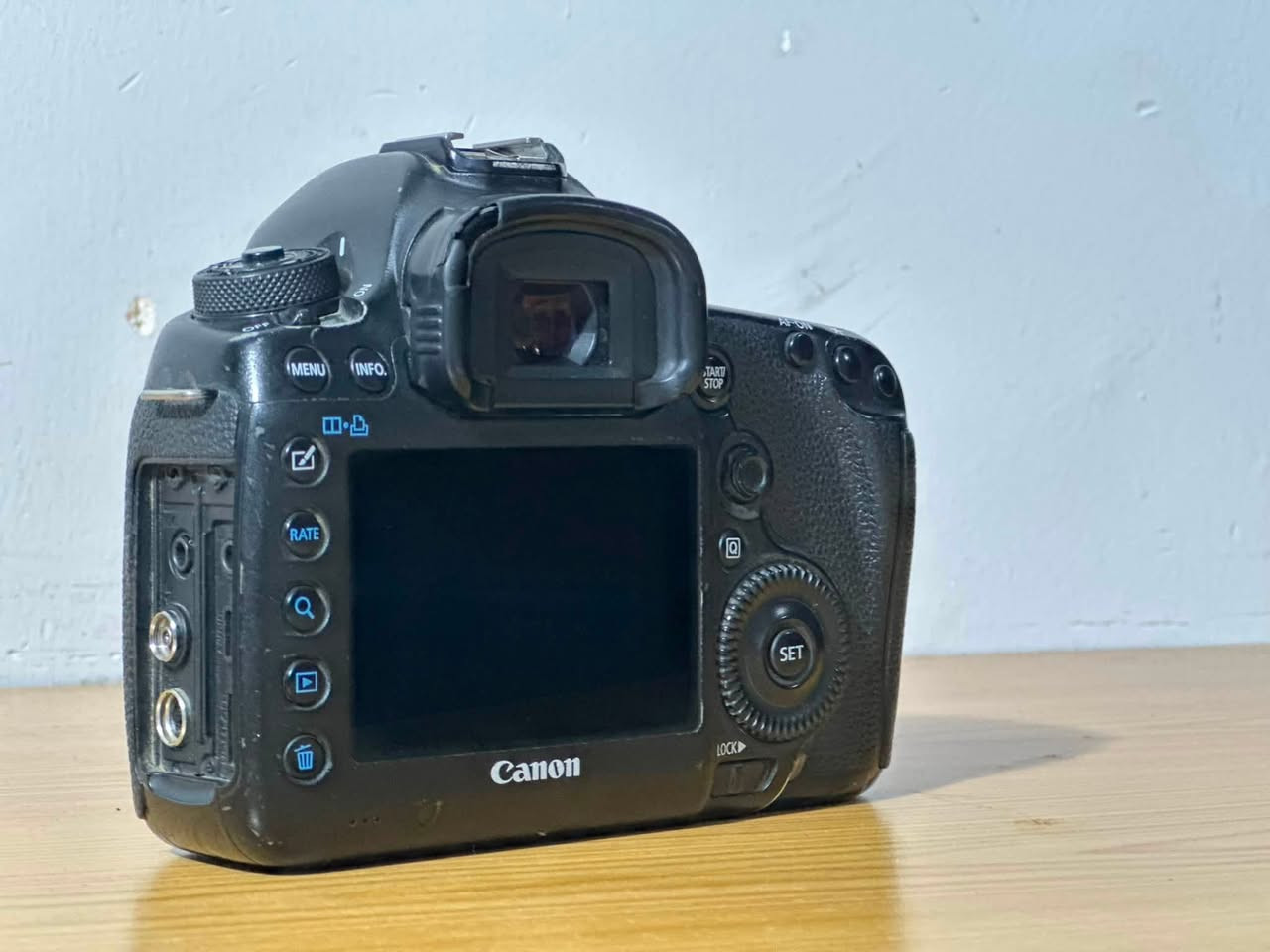 للبيع
كاميرا كانون ( 5d mark iii )
مارك 3 للبيع بدي فقط بدون عدسة نظافتها 80‎%‎ وياها حزام وشاحنة وبطارية وگرب.
 اني استخدمتها بتصوير الفيديو اكثر شيء 
إذا احد يحتاجها يتواصل وياي بسعر جيد 
***********
