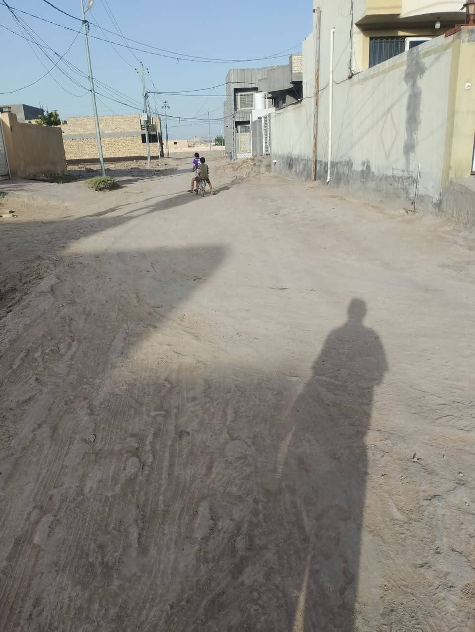 بيت للبيع طابو صرف قريب علا شارع العام العنوان الورديه قرب مستشفى الكفيل فرع المركز بيت ركن المساحه 220 طابق واحد يحتوي على غرفتين نوم وكلدور وصاله ومطبخ وحديقه 4*6 وكراج سياره السعر 190 رقم الهاتف *********** رقم ***********
