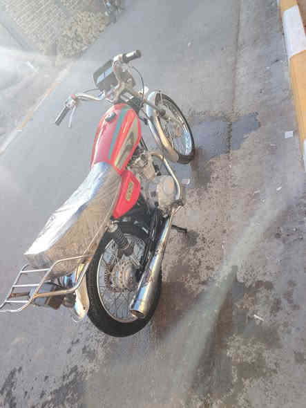 سلام عليكم شباب دراجة للبيع موديل 22  اوراق مكفول مامفتوح دراجة فول نضافه مابيها نقص برغي السعر 375بيها مجال حك الجيه مكاني دوانيه دغاره رقمي ***********
