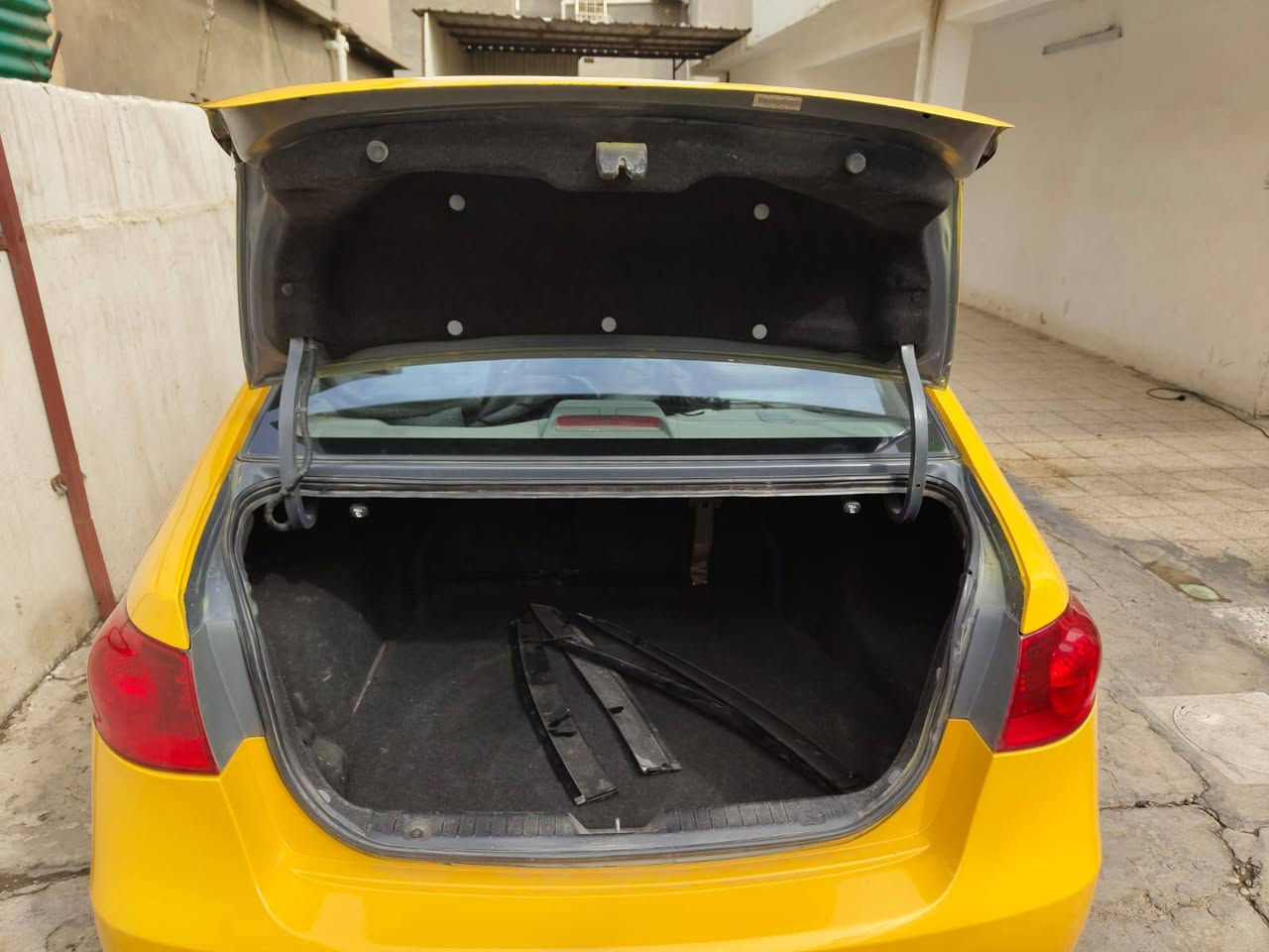 السلام عليكم ألنترا موديل 8تكسي كفاله كير ومكينه وتبريد شد جديد السياره وارد امريكي  محرك 2000 السيارة مكفوله دواخل وشاصي ولغد تخم تاير جديد حادثها جاملغ امامي وبنيد نفسه مصلح مكان السيارة بغداد الدوره سعرها 90 وبيها مجال بسيط اخوان اني مكلف بالنشر وهذا رقم صاحب السياره ***********
