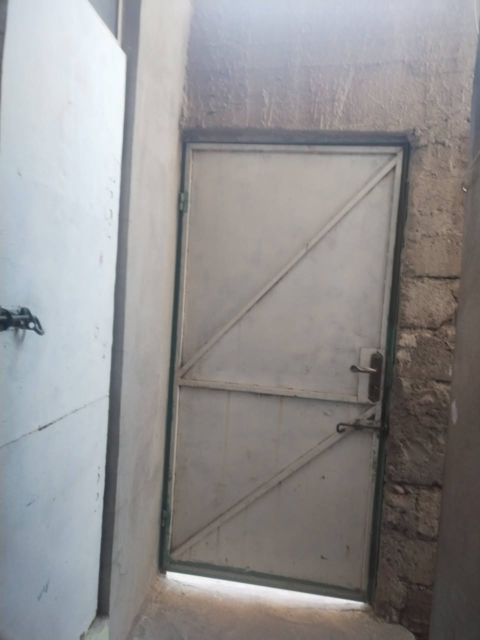 #مكلف_بالنشر
🏠 للبيع بيت سكني مميز
📍 حي الانتصار – جهة الميثاق
▪️ المساحة: 200 متر
▪️ ركن
▪️ طابق ونص
▪️ تصميم حديث
▪️ ملك سند طابو
تفاصيل البناء:
🔹 الطابق الأول:
غرفتين نوم
هول
مطبخ
استقبال
صحيات
🔹 الطابق الثاني:
غرفتين نوم
هول
صحيات
💰 السعر: 130 بي مجال
📞 للاستفسار: ***********
📌 البيت جاهز للسكن وموقعه مميز.
الجادين فقط.
