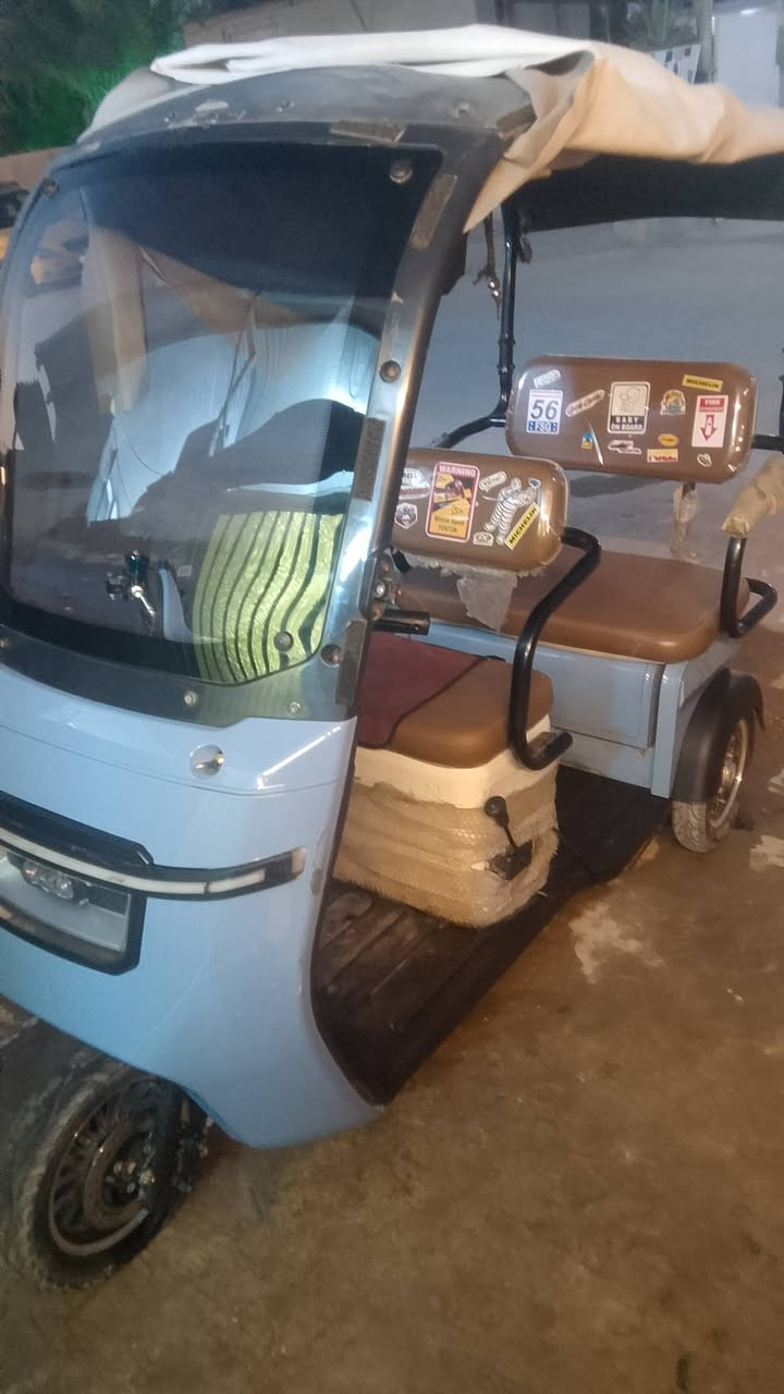 السلام عليكم تكتك شحن للبيع 3سرع بيه 6بطاريات دبل المسطره  3عجلات بيه اماكن تخزين بيه صندوك خلفي سرعه بعداد 66 حقيقي40. كلوب عالية ناصي اشاير خلفي وامامي مرتبه بيه 3ابركات امامي وخلفي بليده وبلرجل 
العنوان بغداد مدينة صدر السعر 1100 مليون و100 وبيه مجال للطيبينن الرقم،***********
