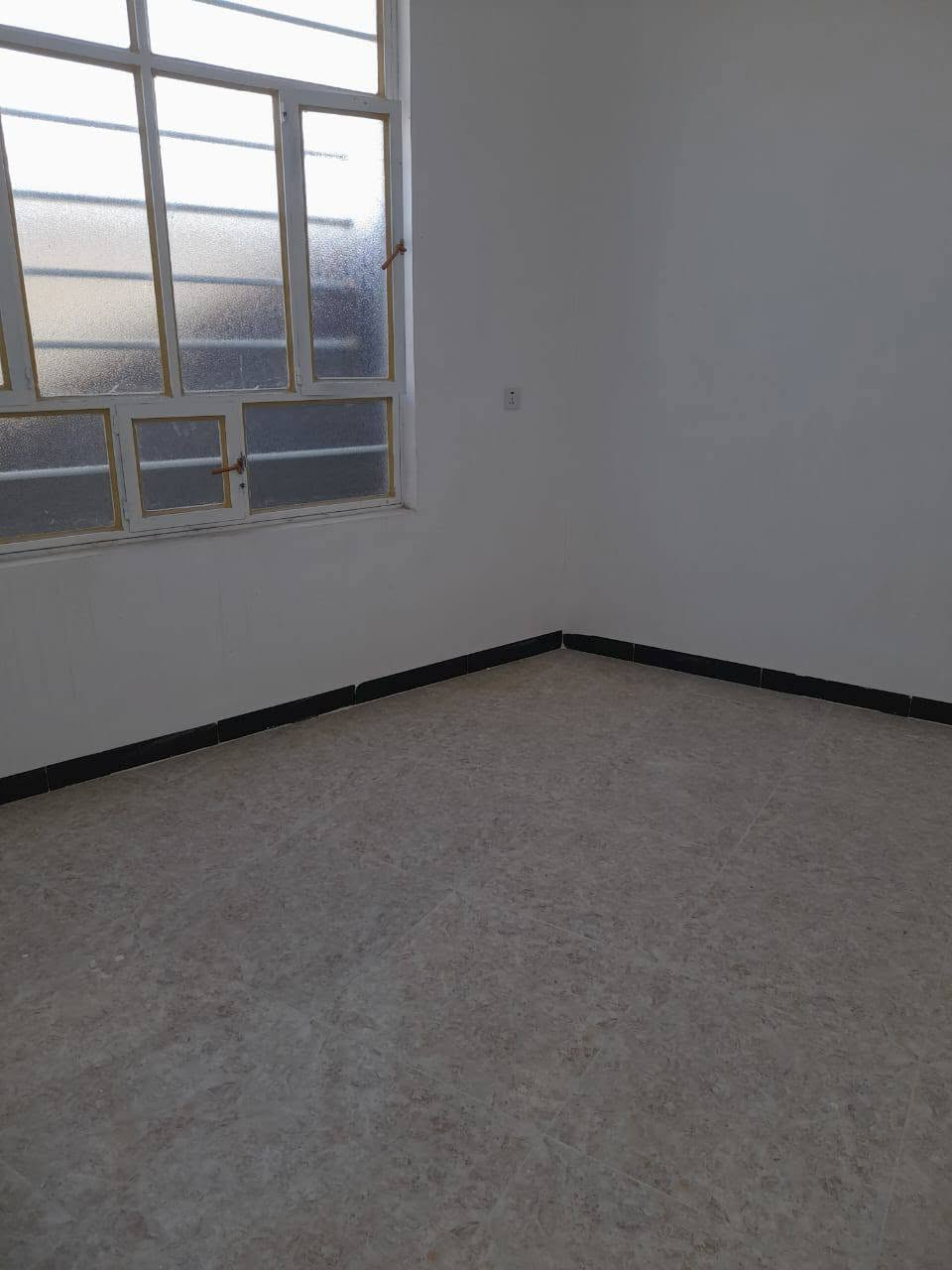 مشتمل مساحه 100متر بناء جديد ركن على ساحه خلف المحطه مال البانزين يبعد عن الشارع العام 220متر سعر 55مليون رقم راعيه ***********
