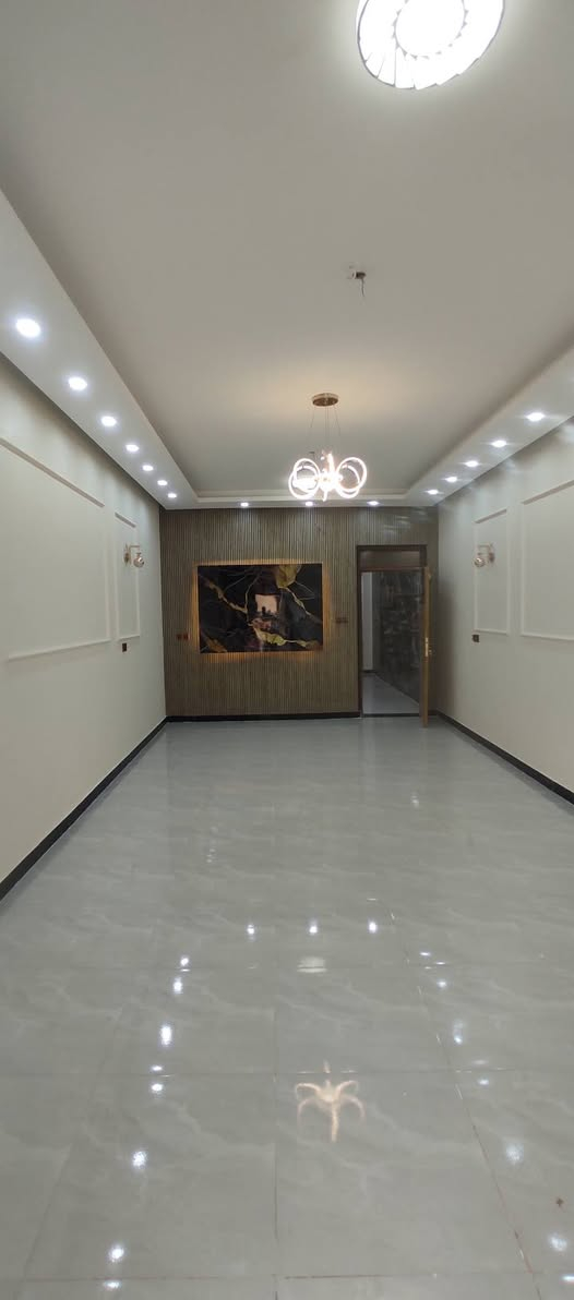 السلام عليكم بيت للبيع بناء حديث 110 متر 
 زراعي جمعية خير الله خلف بانزيخانة لؤلؤة بغداد 
واجهه 4.5 اربعه ونص ونزال 24.5 اربعه وعشرين ونص يحتوي على گراج 4×5 مع حمام خارجي  الطابق الأرضي يحتوي على استقبال 4×8 + مطبخ + غرفه نضام سويت قياس  4×4.5  + ترك يصلح مطبخ حار الطابق الاول غرفه نضام سويت قياس 4×8 مع بالكون يحتوي على درج خارجي + سطح طابق اول + سطح طابق ثاني اشتايگر بناء درجه اولى البيت غير مسكون جديد جاهز من كل شي رقم الهاتف ***********  السعر130وبي مجال
