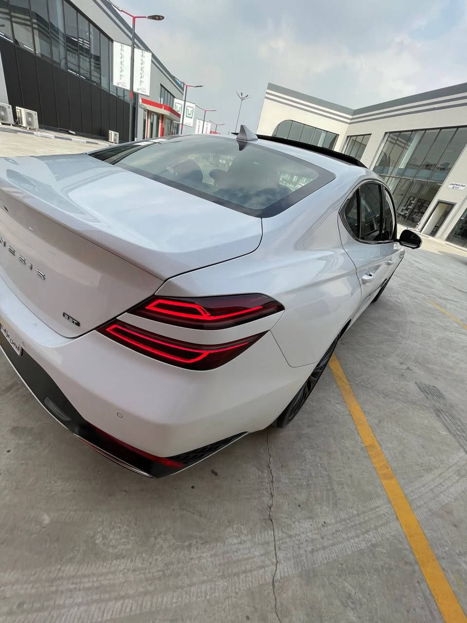 2022 Genesis G70 , 3.3 T Launch Edition
لون ابيض مات ( طافي ) بلادي 
داخل احمر وكشن بقلاوة 
سقف كنتارا + بنوراما 
سايد بريك بصمه
داتا شو 
دشبول ديجتال يتحول كاميرا مع الاشاره
كاميرات 360 + رادارات 
تدفئه تبريد بالكشن + كشنات كهرباء
خزن ميموري 
سستم سماعات lexion
مري جانبيه قلاب + هيتر + رادارات
شحن وايرلس + كار بلي 
فجوج بريمبو احمر بلادي
السيارة ماشية حاليا 64 الف وبامريكا ماشيه 51 الف يعني مماشيه هنا هواي
الظرر : جاملغ نفسه صبغ فقط بنيد مبدل نفس اللون بلادي ودعاميه بلادي 
***********
