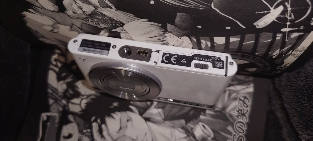 📸 كاميرا Panasonic Lumix DMC-XS1 أصلية
لون أبيض أنيق وحجم صغير جدًا وا زووم بصري 5x. وال
الكاميرا نظيفة وحالتها جيدة كما موضح بالصور

ملاحظه : العدسه بيها وسخ

وياها بطارية أصلية Panasonic وكارت ذاكرة SanDisk 32GB.

💰 السعر: 75.000 دينار عراقي

🚚 متوفر خدمة توصيل


**إذا كنت صاحب هذا الإعلان وتريد حذفه لأي سبب، رجاءا أرسل رسالة إلى الدعم الفني**