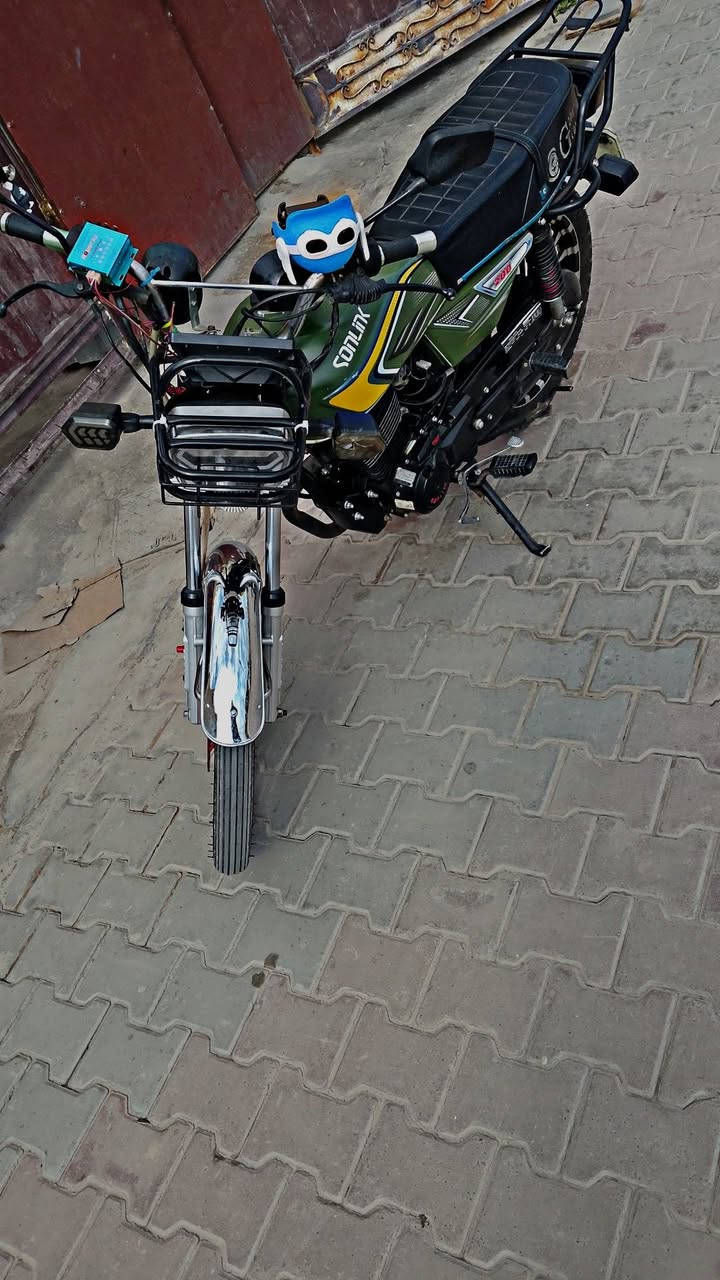 سيفان سونك 25 محرك 200 ضاغطه وزنجيل فول جداده ونضافة 
السعر 850 وبيها مجال *********** مكان شارع الأربعين
