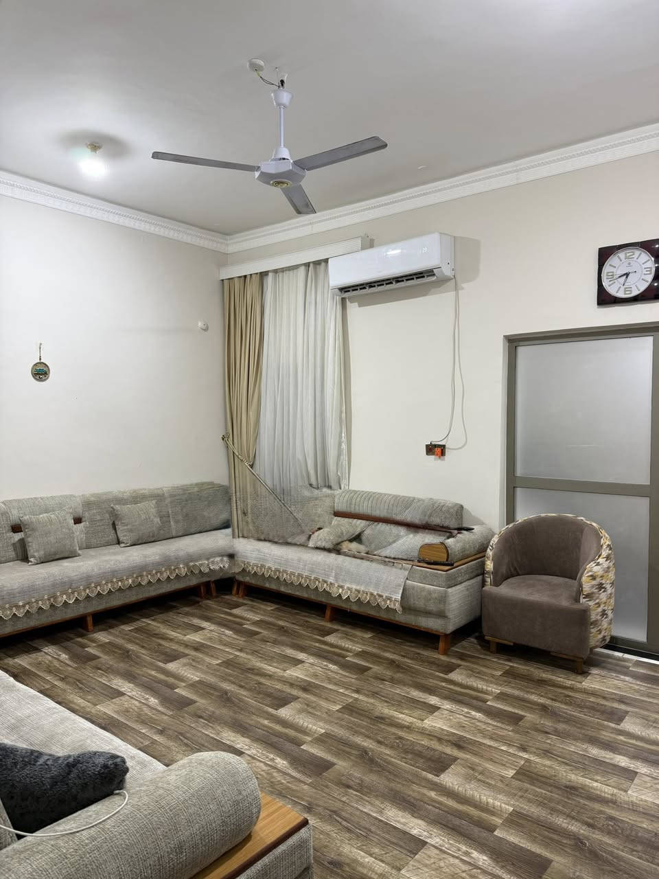 السلام عليكم

عندي بيت طابقين في ابي الخصيب /حمدان / الروميه
مساحة البيت (215م) البيت بناء طابوك الكلي 

الطابق الارضي يتكون من / استقبال /صاله /موزع /غرفتين / صحيات /مطبخ 

الطابق الثاني يتكون من / غرفه كبيره / استقبال / صاله تحتوي على مطبخ و صحيات 

طابو زرعي سند (25) مع وكاله من صاحب الارض عراقي 

السعر (200) مليون وبي مجال 

الرقم / ***********

الرقم الثاني / *********** 

و اي استفسار خاص او اتصال

