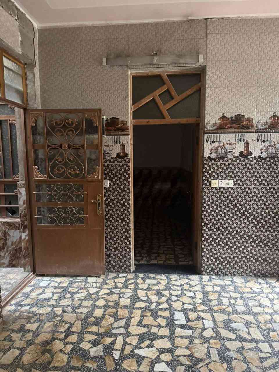 بيت 75 ماتور مربع الواجهه 10 والنزال سبعه ونص البيت عالي عن الشارع ارتفاعه من جوه 340 صافي بظهر شارع 20 شارع الطاقه فرع مال مولده البيت بناء حديث غرفتي النوم فوق هيكل ما كاملات وغرفه جوه وصاله واستقبال رقم الهاتف ***********تصل
