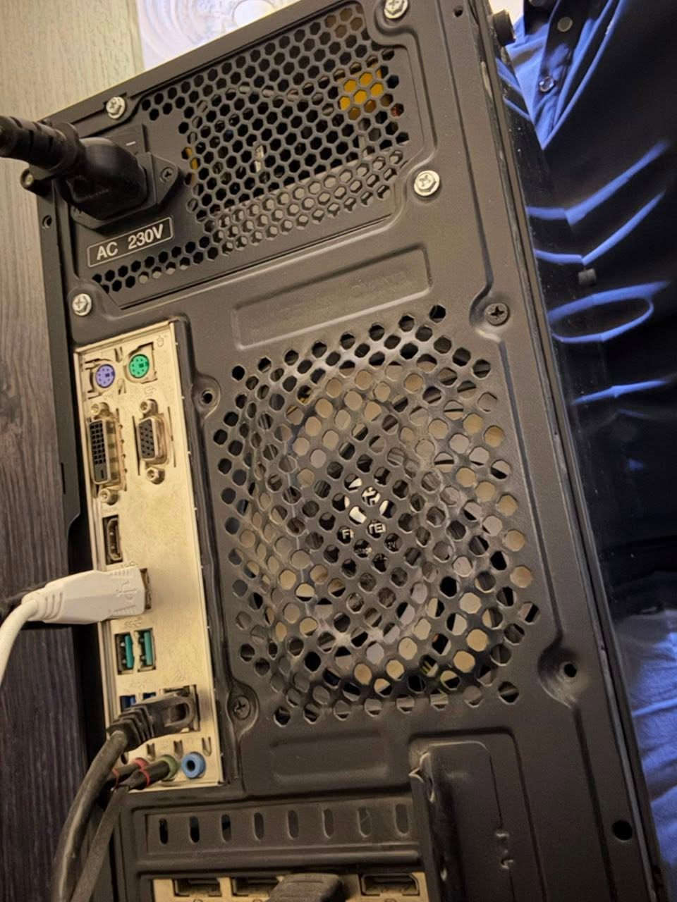 سلام عليكم من رخصت الادمن
بي سي للبيع سعر 400  الف 
مواصفات عندي pc 
رقم تلفون ***********
Amd r5 4650g 
Gtx 1660
Ram 16gb 3200
Hdd 500
SSD 128
Powe 600w
