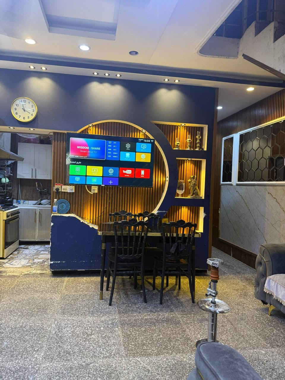 بيت مساحة 100م مؤثث للإيجار بشهداء السيدية بشارع الملعب قرب تقاطع الدرويش
مؤثث بالكامل غرفتين كبار وغرفة صغيرة تكفي نفر وصالة وهول ومطبخ وحمام وكراج 
***********
