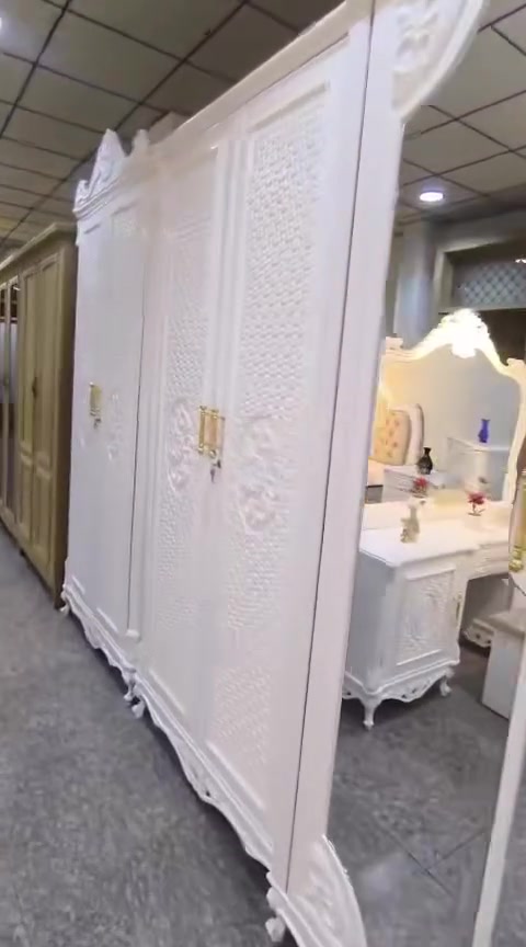 السلام عليكم
غرفه نوم نجاره عراقيه درجه اولى بتصميم تركي كلاسيكي 

- لون الصبغ ابيض / النوع حراري درجه اولى 
- ⁠من الداخل صبغ ابيض اعتيادي 
- ⁠الغرفه تتكون من ٨ قطع 
- ⁠كنتور قعتين ( عدد ٢ ) 
- ⁠ميز كومدي (عدد ٢ ) 
- ⁠ميز مجرات ( درور ) يحتوي على ( ٥ مجرات ) 
- ⁠جربايه نفرين واسعه مع تجوه للظهو وتاج ملكي كلاسيكي 
- ⁠شازلون للجلوس 

تفاصيل الغرفه 
- الكنتور قطعتين  ( الكبير ) يحتوي على (٦ ابواب ) خزن كبير جدا ويحتوي ع باب قاصه داخليه للخزن المال او مقتنيات 
- ⁠( الصغير ) ملحق يحتوي على (٢باب ) 
- ⁠كميه الخزن في الغرفه واسعه جدا خاصه في ميز الكومدي الملحق و الدورو ومبز المرايه 
- ⁠ميز المرايه دزاين كلاسيكي مع مرايه كبيره واسعه ع طول الميز ويحتوي خزن واسع 
- ⁠ميز ال درور يحتوي ٥ مجرات واسعه جدا
- ⁠ميز كومدي ( عدد ٢ )ملحق مع الجربايه يحتوي على ( ٣ مجرات ) للخزن لكل واحد 
- 

ملاحظه / الغرفه غير مستخدمه تماما 
معروضه في معرض ونجاره ( سعد علي الاحمد ) 
المكان : بابل / شارع ابو القاسم 
للاستفسار تواصل مع الرقم 
رقم : ***********
