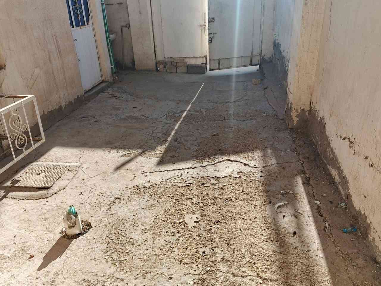 سلام عليكم 
بيت مساحتة 132 متر طابقين واجهة 6 النزال 22 يتكون من كراج و استقبال وهول ومطبخ وصحيات خارجية وصحيات داخلية الطابق الثاني غرفتين السكف سندويج والطابق الاول عكادة الأرضية صب والطابق الثاني شتايكر 
مكان البيت الكرغولية بالقرب من مذخر الأدوية ومكتب الكناني للعقار 
السعر/ 45 مليون
للاستفسار:- ***********
                 ***********
