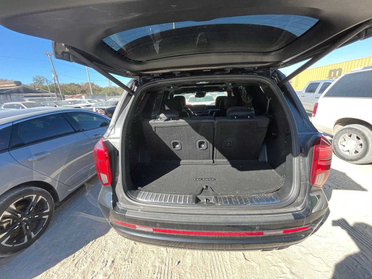 هيونداي بلسيد كالكرافي موديل 2024
ماشيه 28000mi

فول مواصفات للاخير 

حادثها موضح بالصور بدون حادث بالكشر 

سياره لا بيها صبغ لا ايرباك 

موجوده بالحره تدخل ع كتاب الشهداء 

السعر 280$

للاستفسار ‏‪0771 448 2549‬‏
