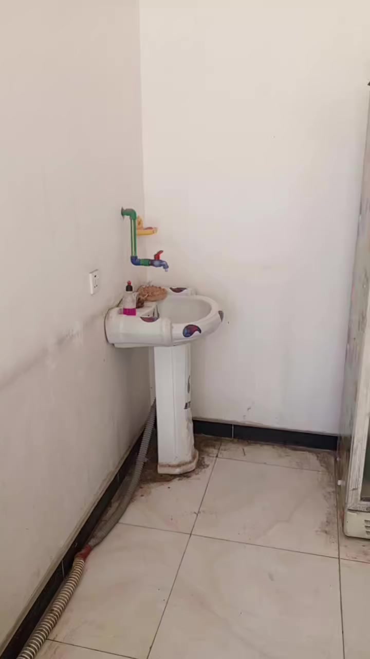 محل للبيع كامل مكمل في منطقة جسر ديالى مقابل الجنسية محل مرتب ومكانة مرتب يمك دوائر لحكومية ومدرسة وملعب سعر 2.500 للستفسار الاتصال على الرقم ***********
