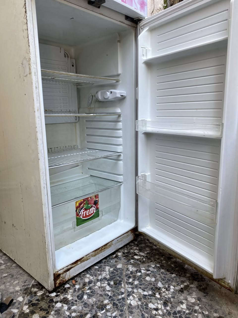 ثلاجة عطلانه للبيع ماطوره عاطل وبيه خياس من جوه قيم واخذ بغداد الشعب ***********
