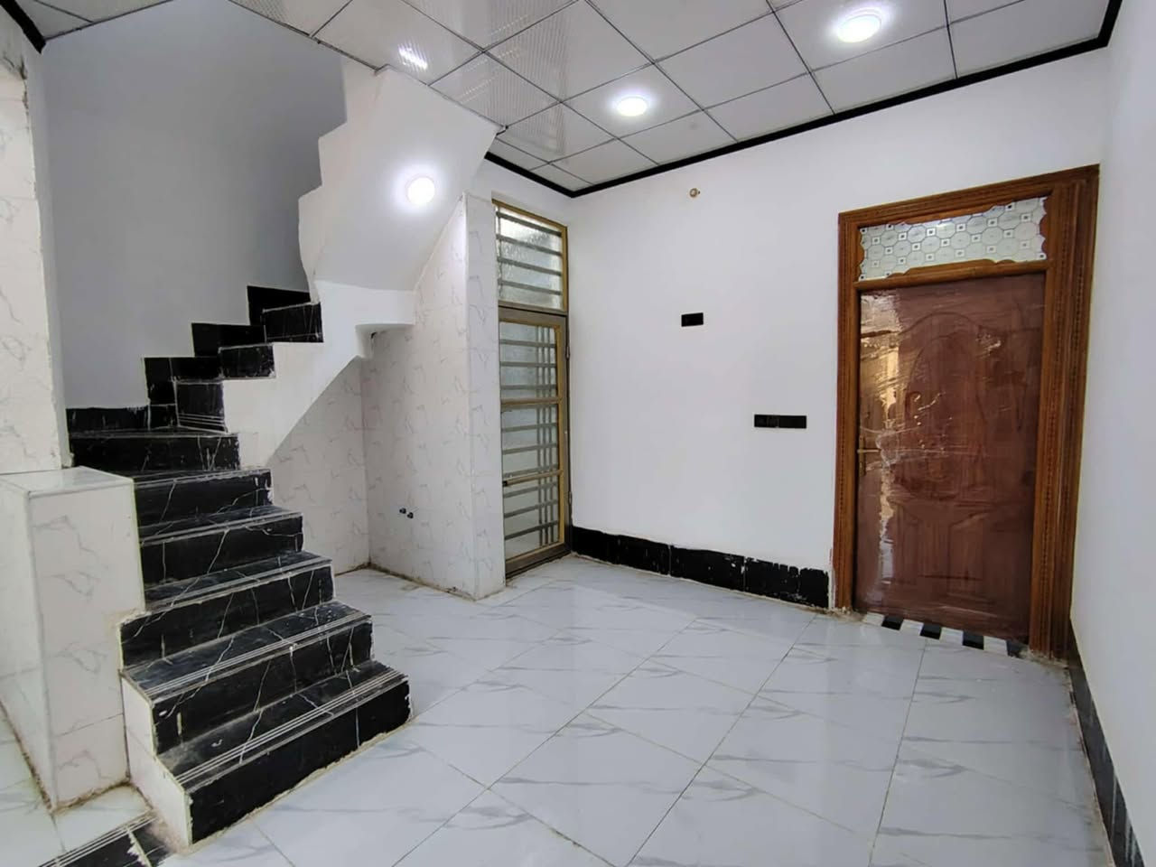 السلام عليكم
للبيع بناء جديد 
عمود 314 
قريب ع سوك 
مساحه 50 متر 
بيت كامل مكمل خط مولد سخان خلاطات 
السعر ٢٧ مليون وبي مجال 
استفسار
***********
