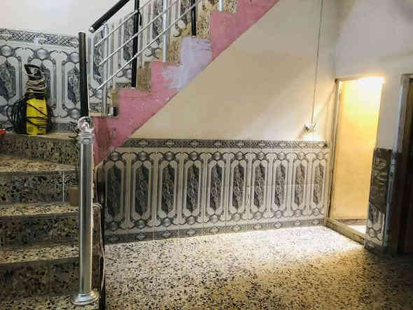 🏡 بيت للبيع – شارع المطار القديم / بداية الشارع – قرب مدرسة الجنائن / ثاني فرع
المساحة: 100 متر
السعر: 30 مليون – قابل للتفاوض بعد المعاينة
المواصفات:
غرفة نوم: 5 × 3.5
صالة
استقبال: 4 × 3
مطبخ: 4 × 3
حمام وتواليت داخلي + خارجي
تفاصيل البناء:
الأساس: صب كونكريت مسلح مع بتلو
السقف: صب كونكريت
البناء ببلوك الطفيلي
التفاصيل موضّحة بالصور والفيديو
للتواصل والاستفسار:
📞 ***********
