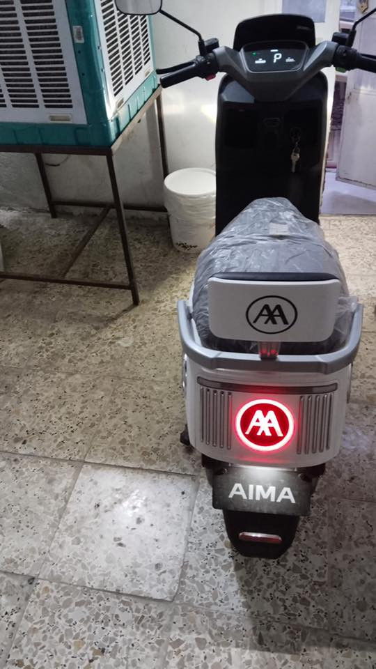 السلام عليكم، عندي دراجة AIMA تفاصيلها:
- ست بطاريات عادية (32A)
- ⁠ملف حجم 2000
- ⁠شاشة رقمية
- ⁠إشارات يمين يسار أمامي وخلفي (إشارة أم التنبيه)
- ⁠ليدات أمامية عالي وناصي
- ⁠ليدات تنبيه ضبابية خلفية
- ⁠تچوه خلفية بلادية
- ⁠مساحة تخزين كبيرة لأن البطاريات تصير جوه دوسة الرجل

ماخذها من مؤيد طيارة قبل شهر، ما طالع بيها هواي على گد شغلي (من الدورة للكرادة) الدراجة بعدها جديدة كلش حلوة وإعتمادية مابيها مصاريف وسعرها مناسب.

أني جناي دراجات نارية، أول مرة أركب كهربائي، ما عجبتني لأن مابيها صوت ولا طرب، عبالك بايسكل سريع،

أشتريتها بمليون و200 (بعدها بوصل الضمان بالملف وبالبطاريات وبالعقل 3 أشهر).

تجي تشوفها وتاخذ بيها تراي إذا عجبتك ما نختلف على السعر باليرضي الله ويرضيك.

مكان تواجد الدراجة
بالليل بالدورة
بالنهار بالكرادة

رقمي *********** موجود واتساب
