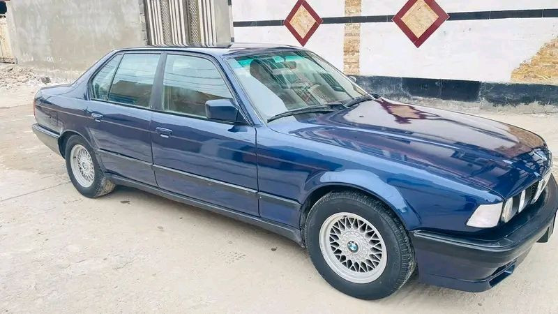 السلام عليكم للبيع او مراوس ٧٣٠ موديل ٩٣ رقم بغداد محرك ٦ سلندر كير مكينه مكفول تبريد شغال مصبوغه عام داخل نظيف للاستفسار***********
